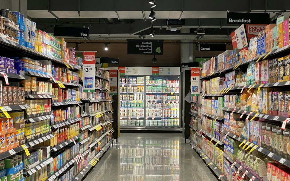 Pasillo de supermercado con anaqueles de productos